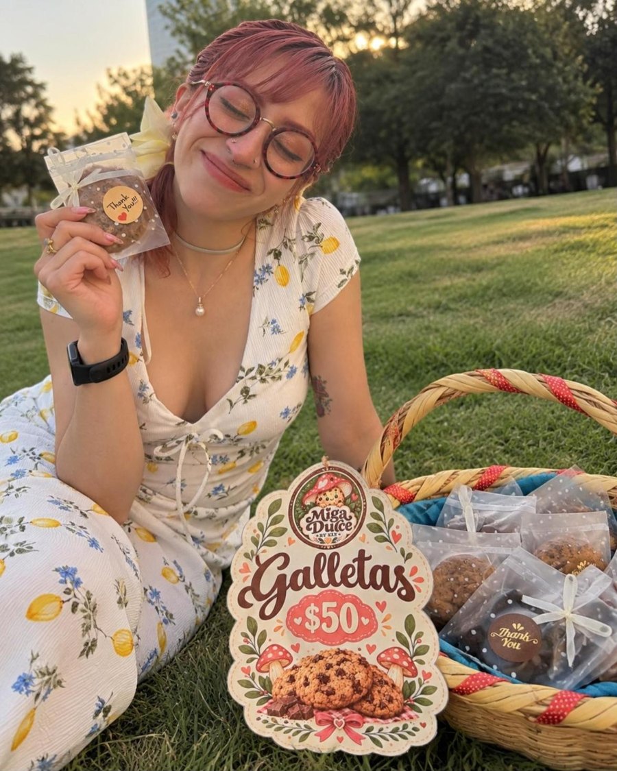 Ely sonriendo en un picnic con una canasta de galletas