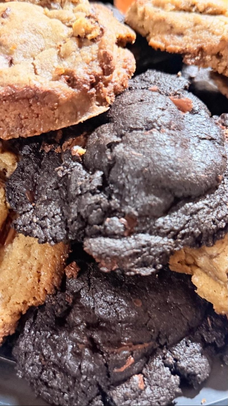 Galletas de chocolate y mantequilla morena de cerca